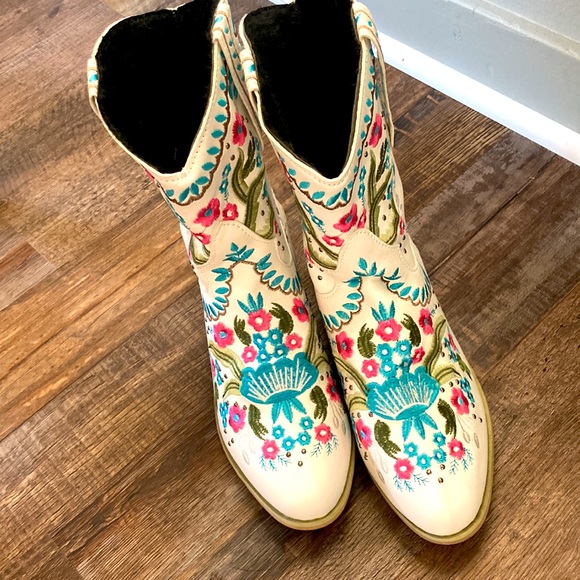 White with multicolor floral embroidery women’s western boho booties - Picture 2 of 4